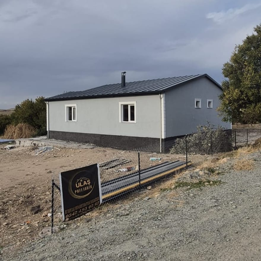Gri cepheli, çakıl bahçeli tamamlanmış prefabrik konut