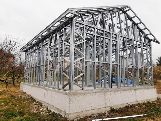 Betonarme temel üzerine kurulmuş hafif çelik konstrüksiyon iskeleti