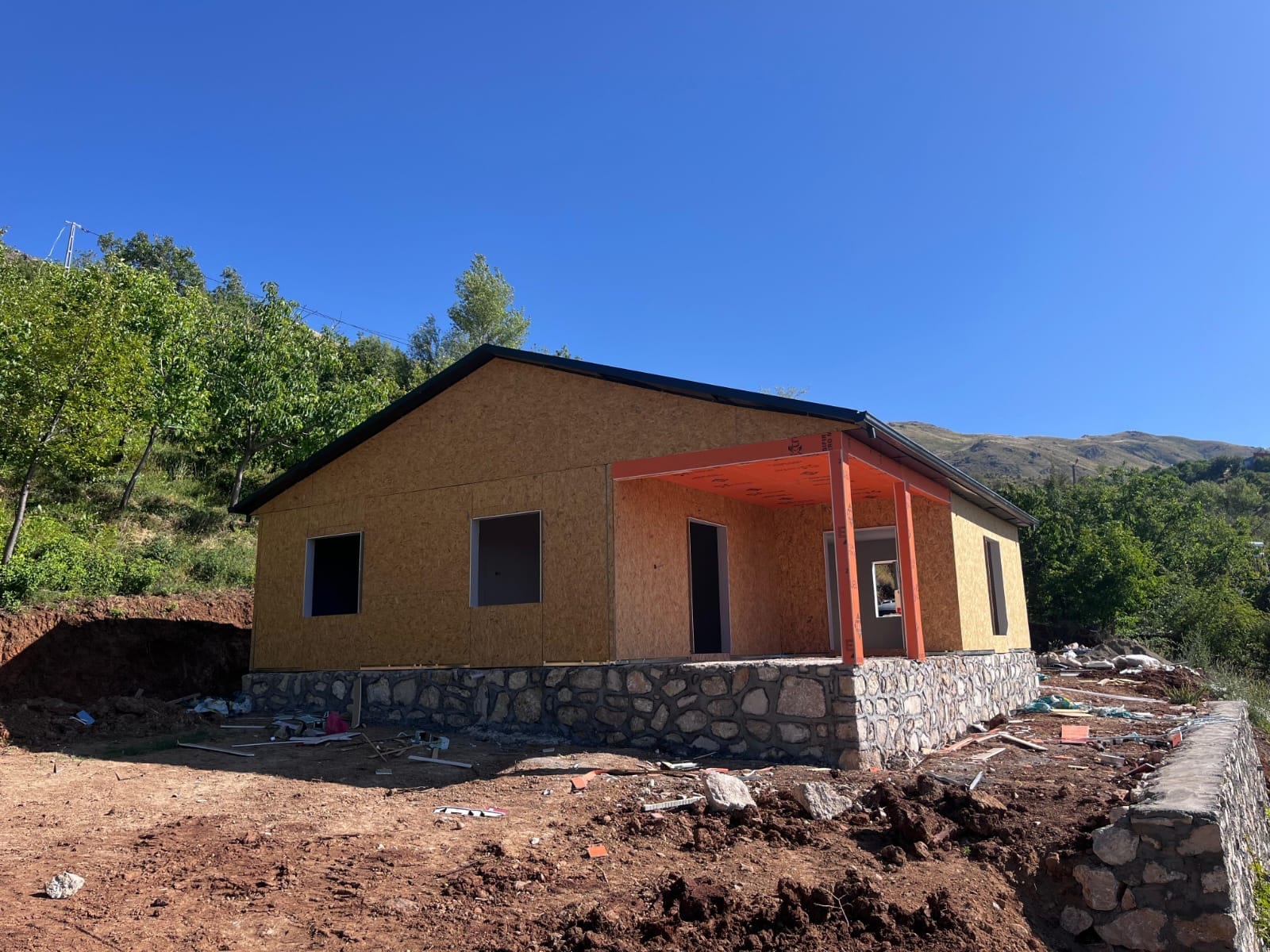 Panel kaplaması yapılmış, dış cephesi hazırlanan prefabrik yapı