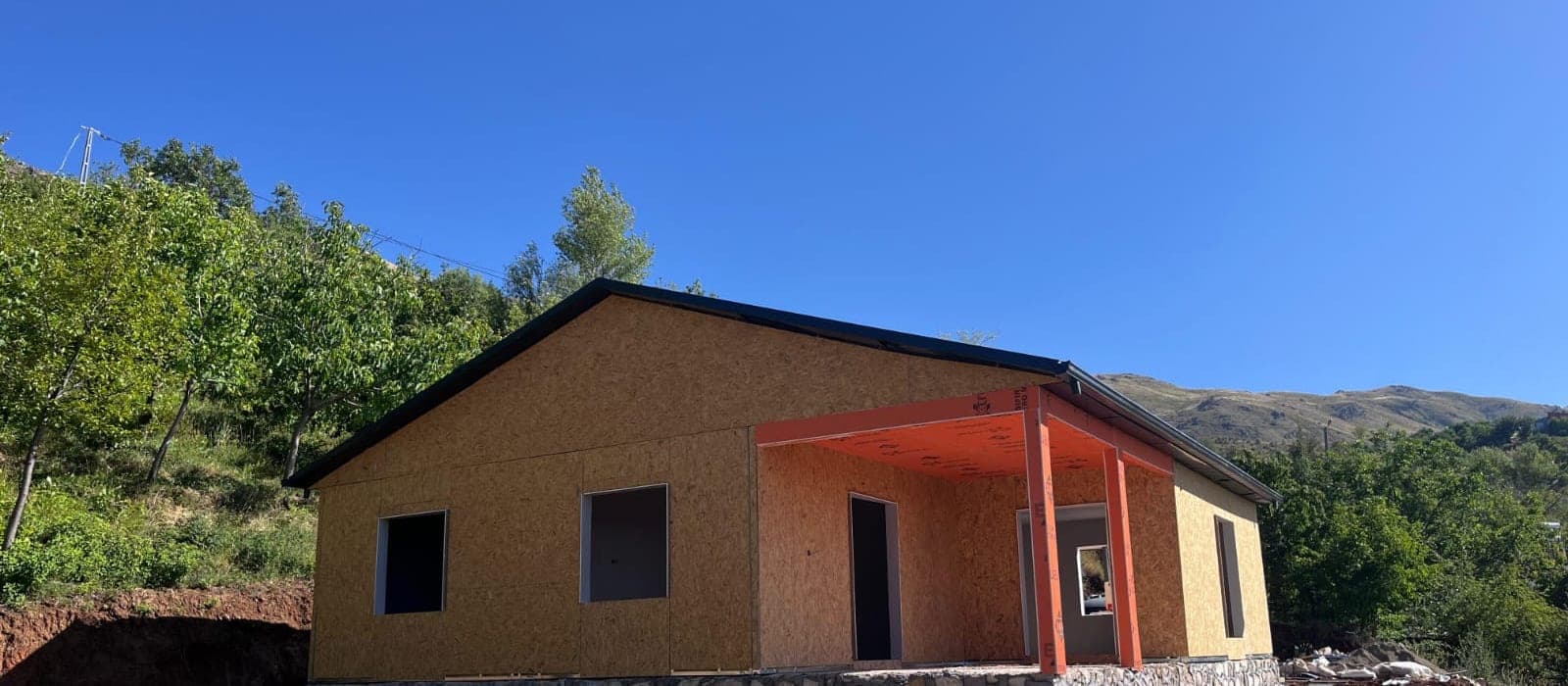 Sahada tamamlanmış bir yapı