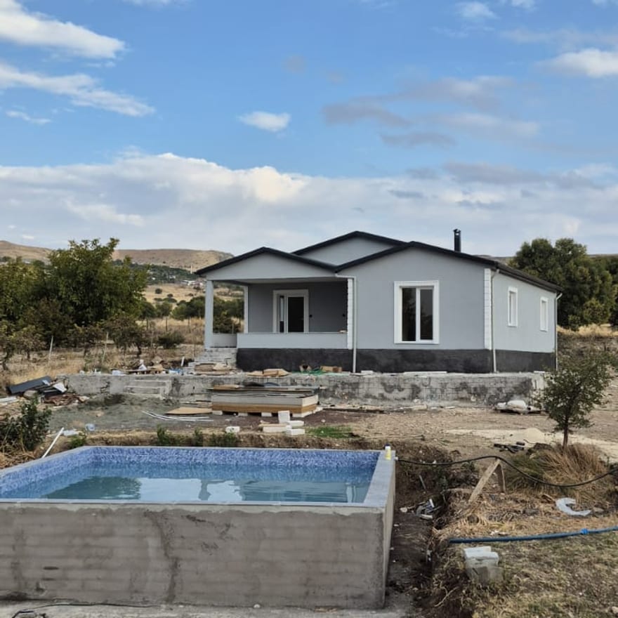 Bahçesinde havuz bulunan tamamlanmış prefabrik konut