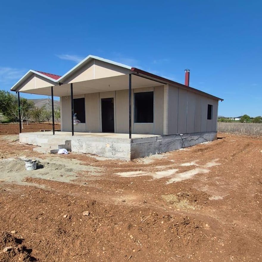 Dış cephesi tamamlanmış, teslim öncesi prefabrik konut