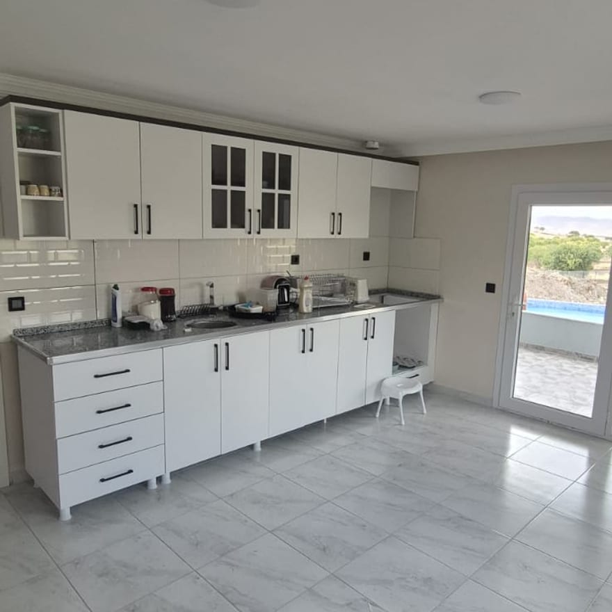 Prefabrik konutta açık planlı mutfak ve yaşam alanı