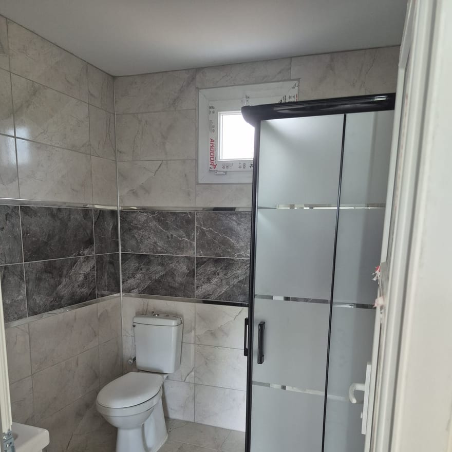 Tamamlanmış prefabrik konutta seramik kaplı banyo ve duşakabin
